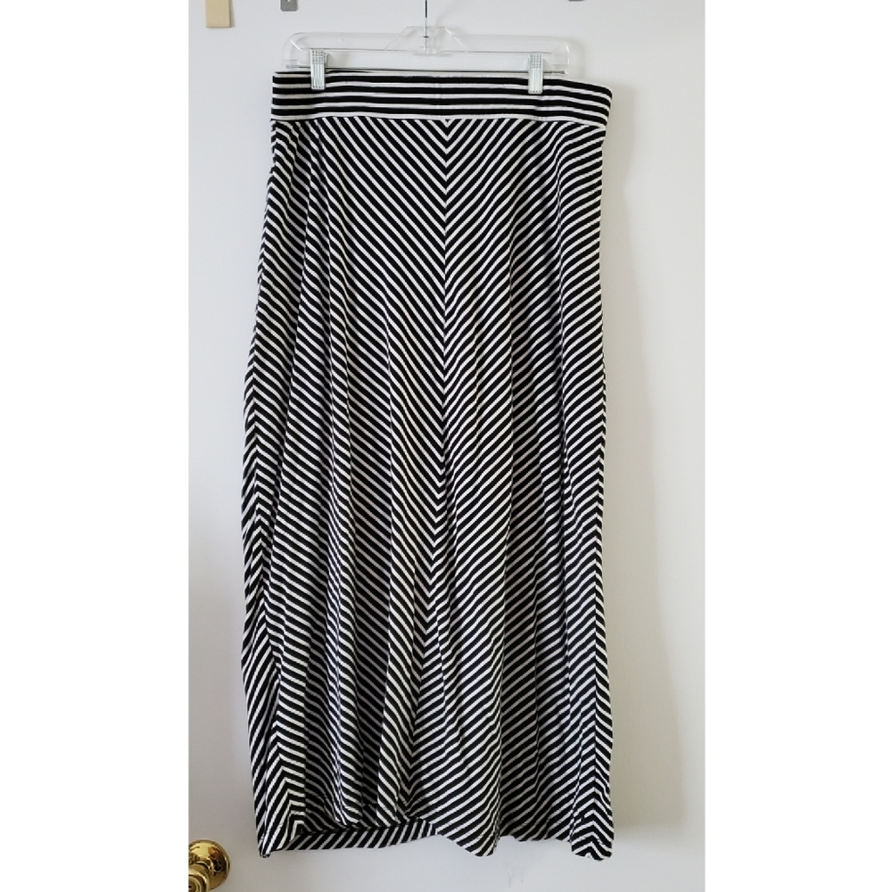 🌹Eddie Bauer Black & White Stripped Skirt